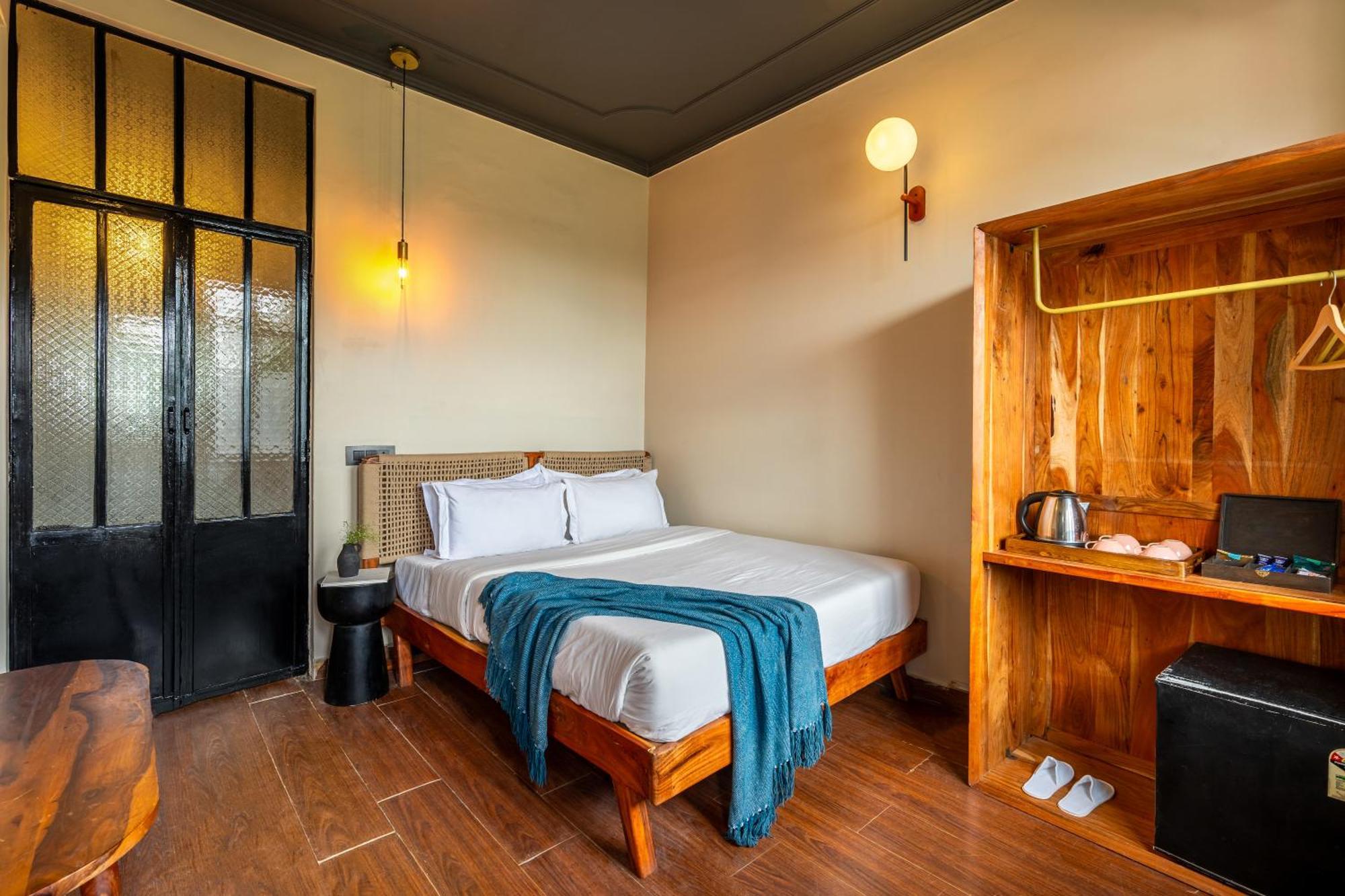 Minimalist One Hauz Khas Village Нью-Дели Экстерьер фото