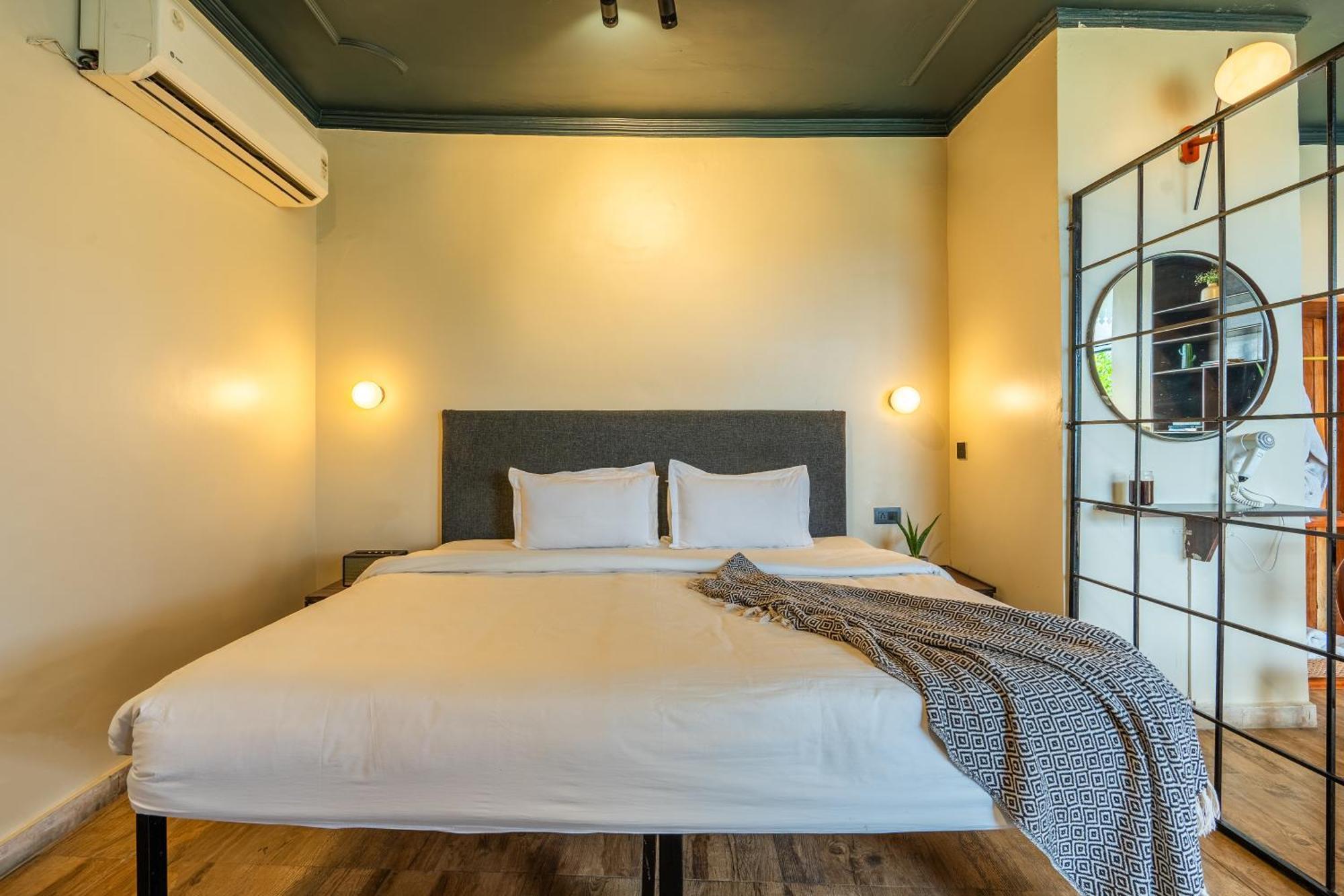 Minimalist One Hauz Khas Village Нью-Дели Экстерьер фото