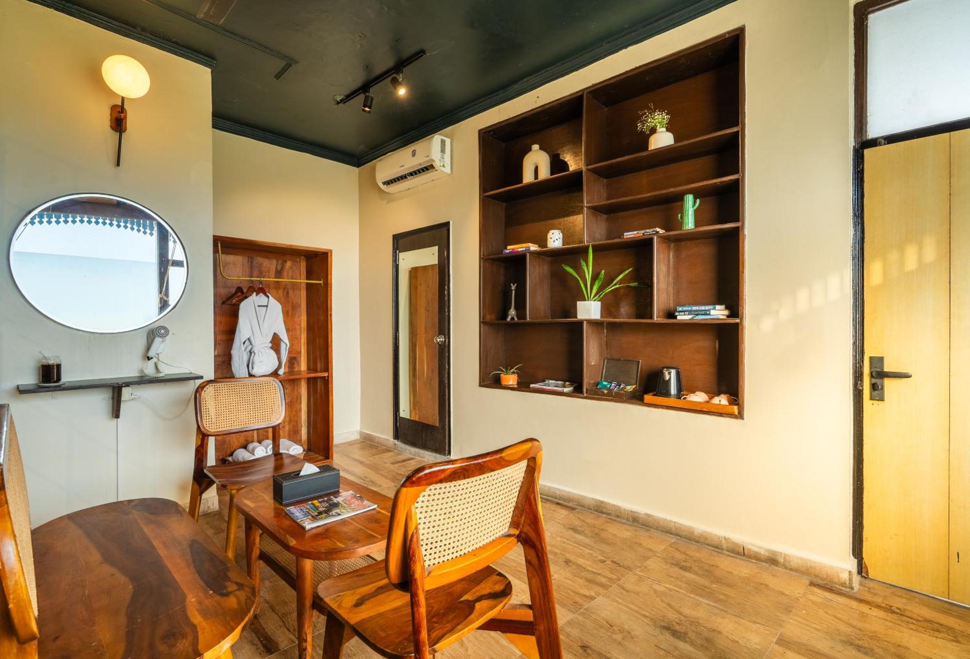 Minimalist One Hauz Khas Village Нью-Дели Экстерьер фото