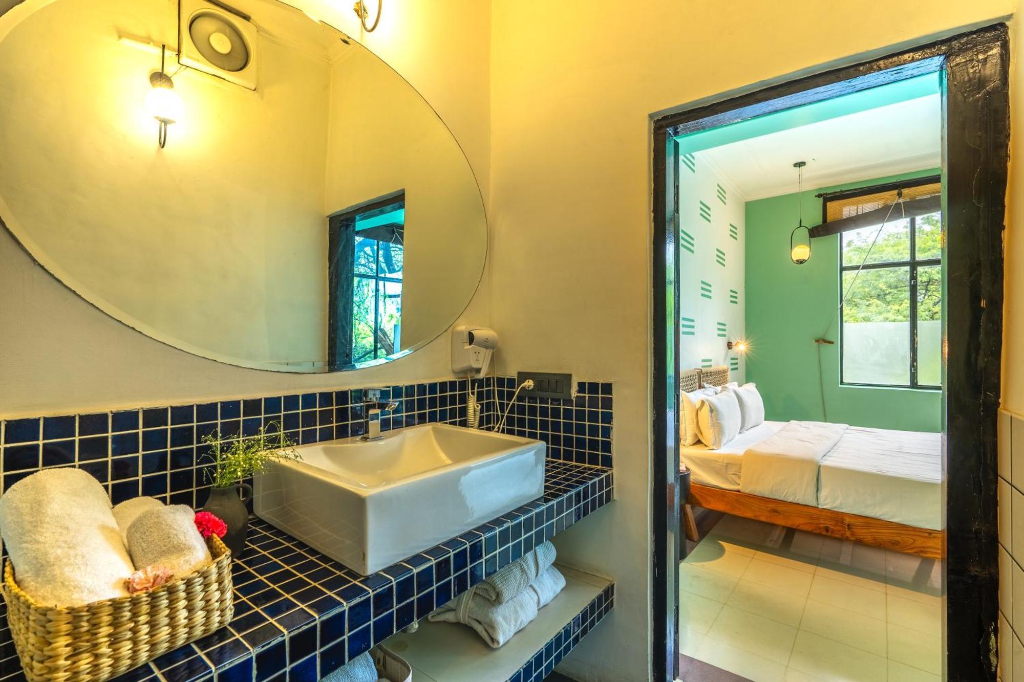 Minimalist One Hauz Khas Village Нью-Дели Экстерьер фото