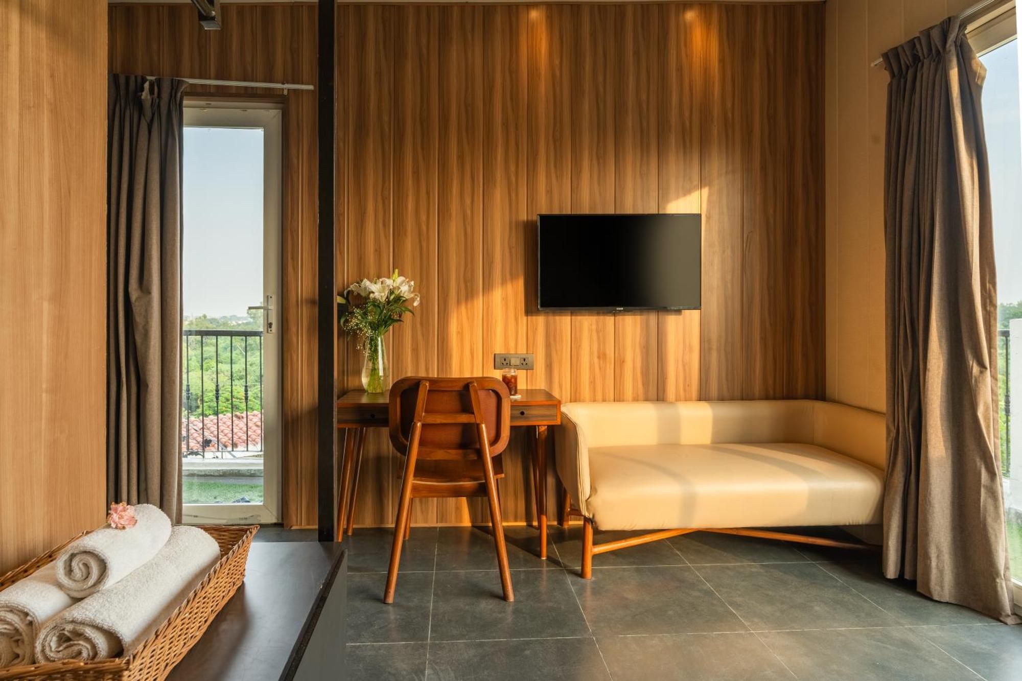 Minimalist One Hauz Khas Village Нью-Дели Экстерьер фото