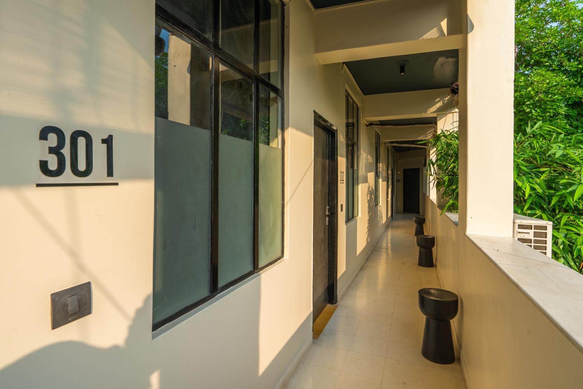 Minimalist One Hauz Khas Village Нью-Дели Экстерьер фото