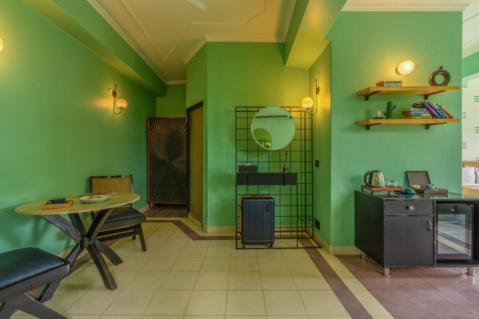 Minimalist One Hauz Khas Village Нью-Дели Экстерьер фото